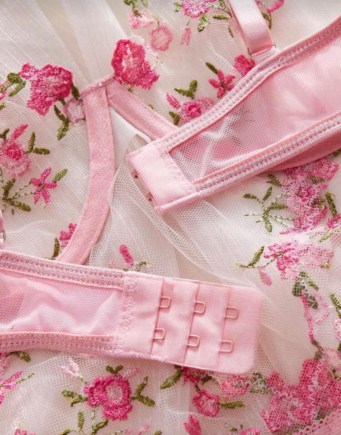 Луксозно дамско боди с флорална дантела