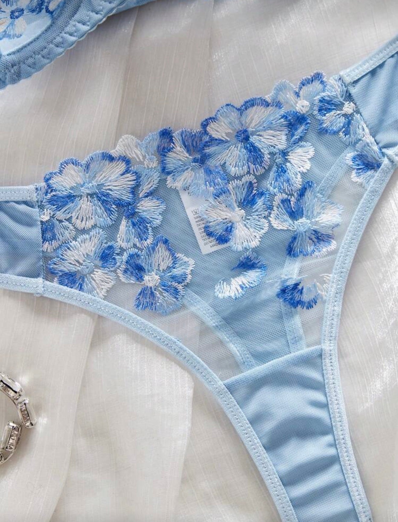 Луксозен комплект бельо от небесносиня дантела