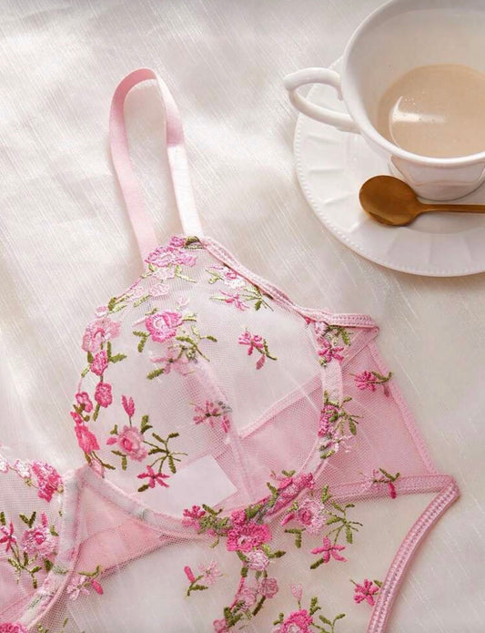 Луксозно дамско боди с флорална дантела