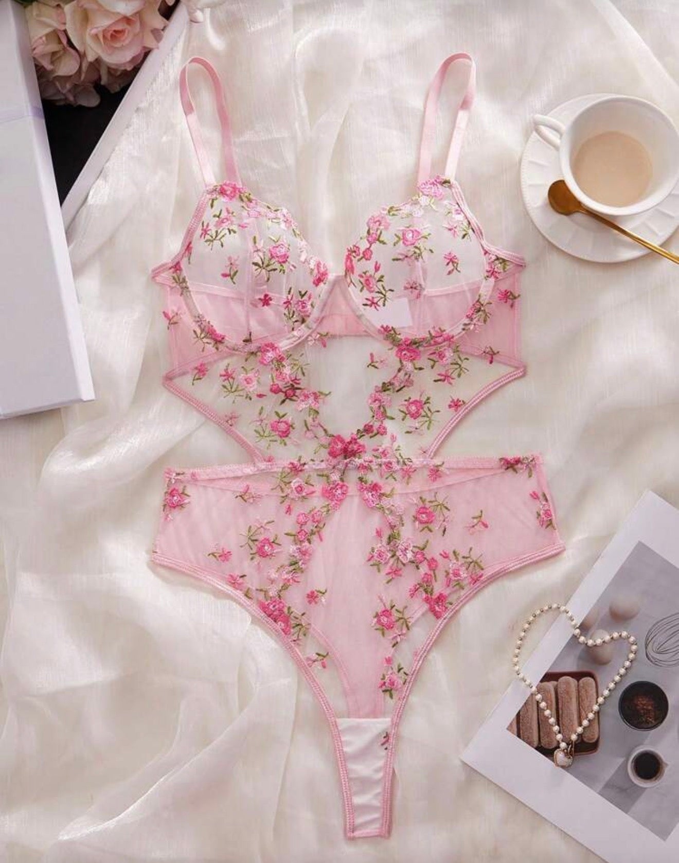 Луксозно дамско боди с флорална дантела