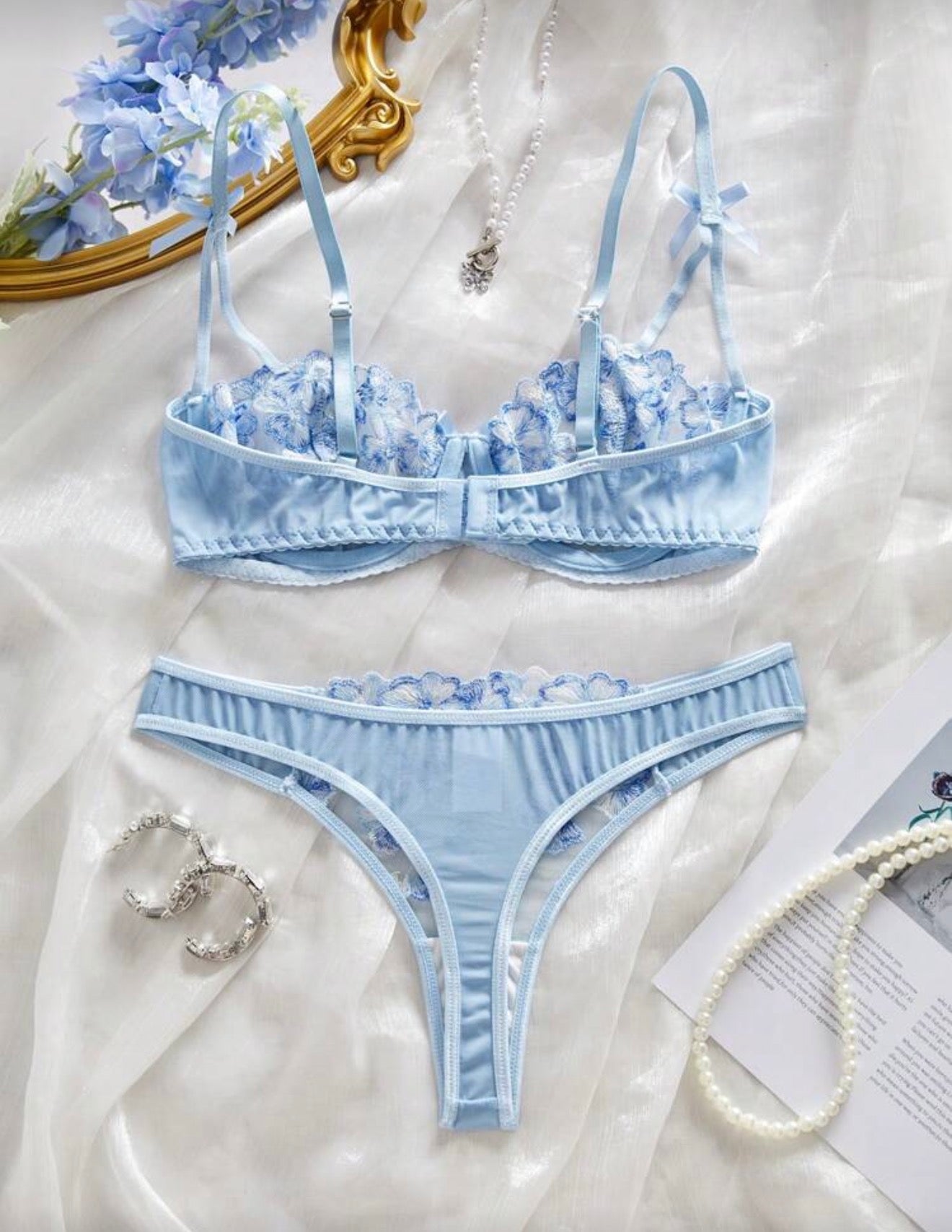 Луксозен комплект бельо от небесносиня дантела