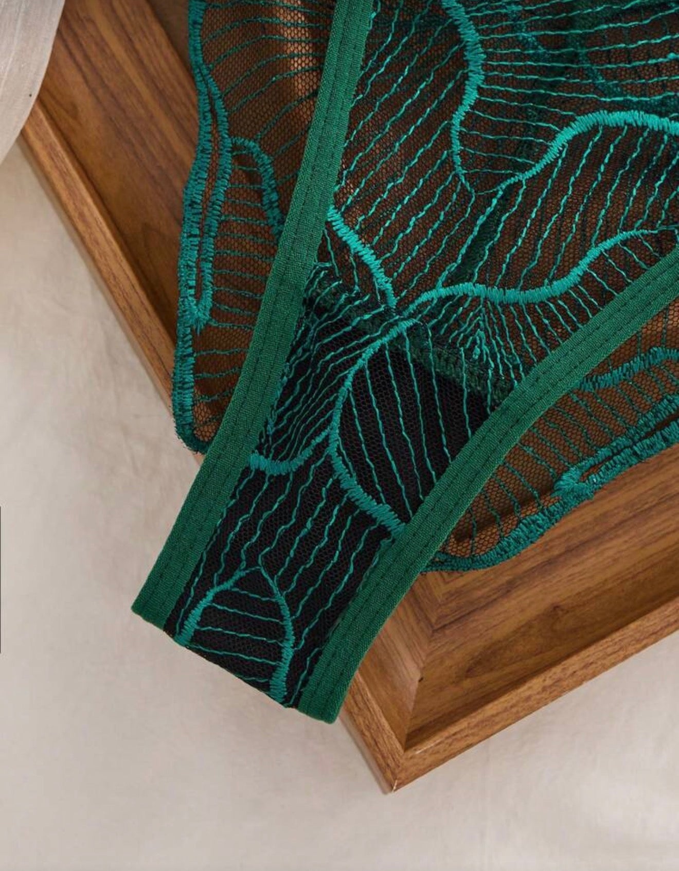 Елегантен дамски комплект сутиен и бикини от дантела – зелено