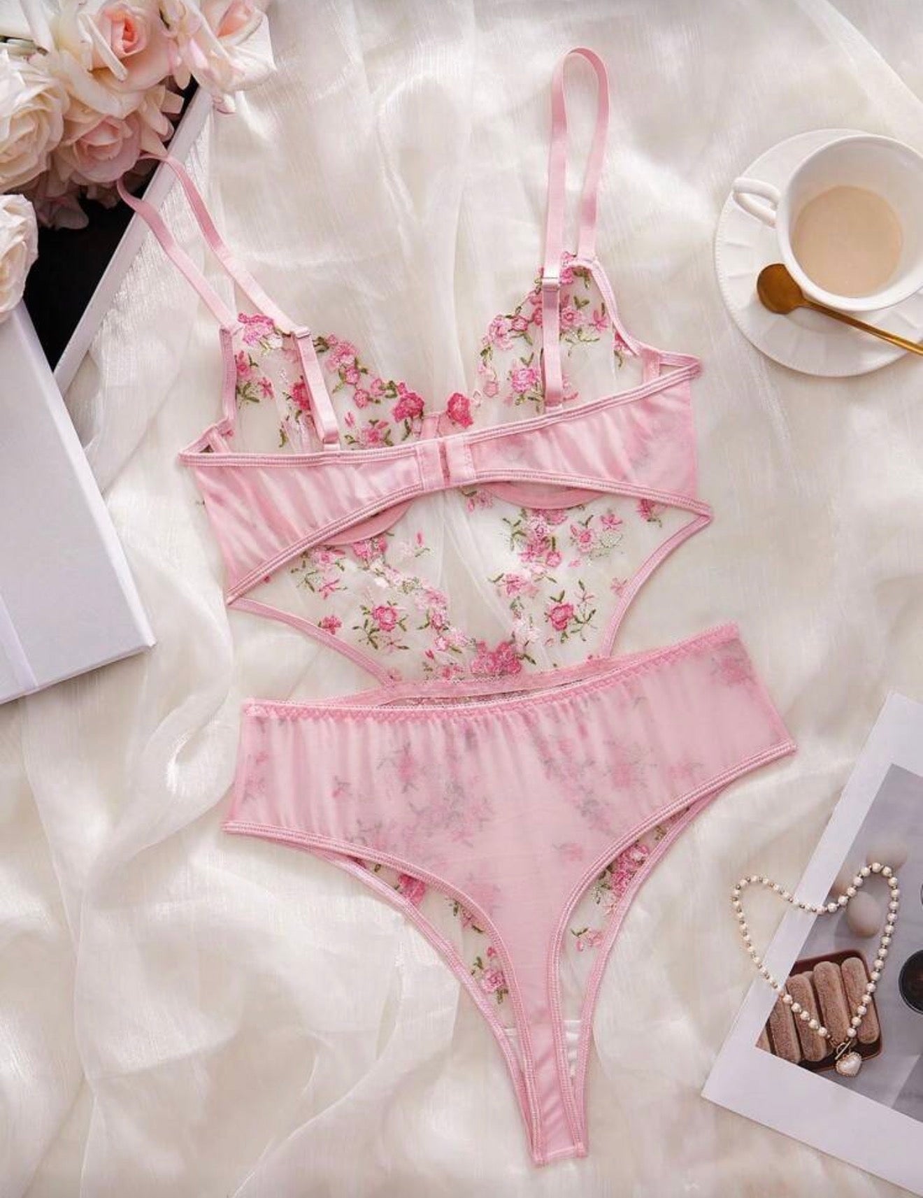 Луксозно дамско боди с флорална дантела