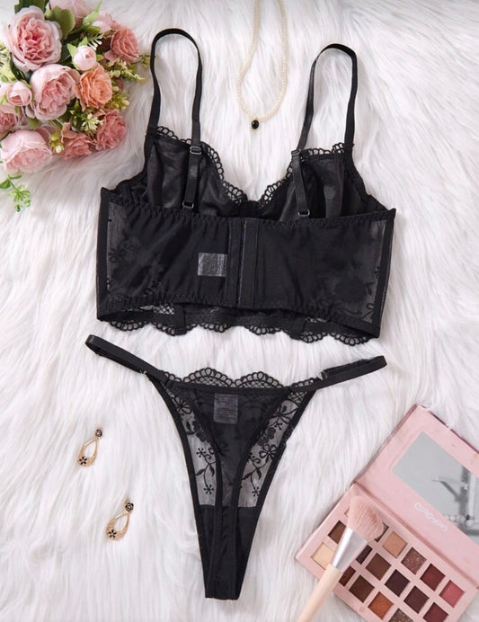 Елегантен комплект бельо от черна дантела – сутиен и прашка