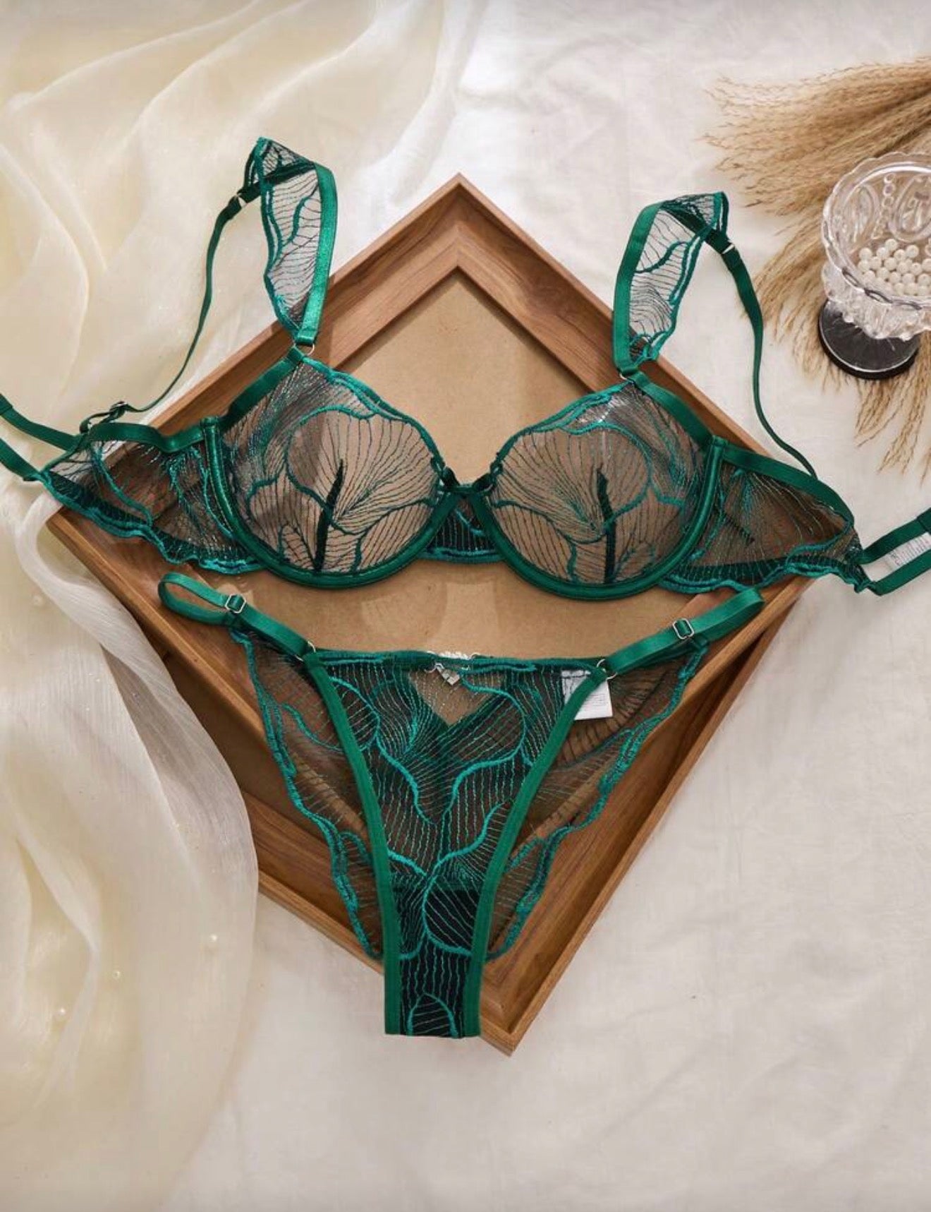 Елегантен дамски комплект сутиен и бикини от дантела – зелено
